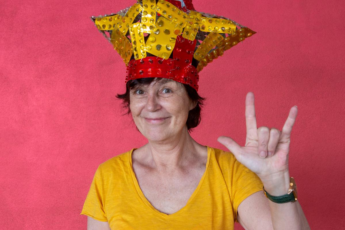 Bild von Mag. Karin Simonitsch mit Blister-Krone