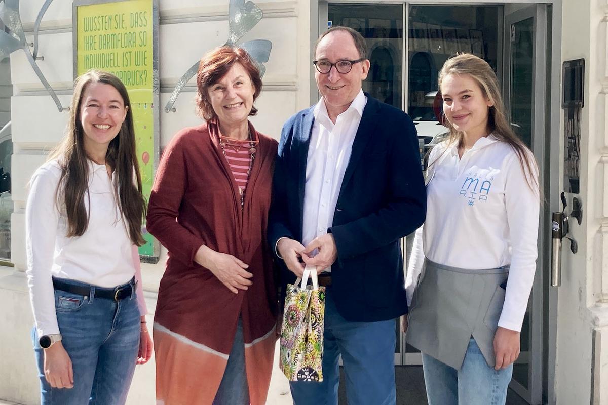Mag. Ines Werzinger, Mag. Karin Simonitsch, Gesundheitsminister Johannes Rauch, und Mag. Mariam Baraka stehen vor der Marien Apotheke in 1060 Wien.