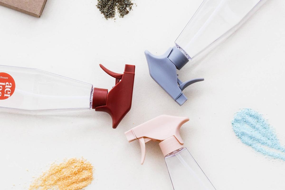 Drei verschiedene Haushaltsreiniger von AER mit Nachfüllpulver in den Farben gelb, blau und grau