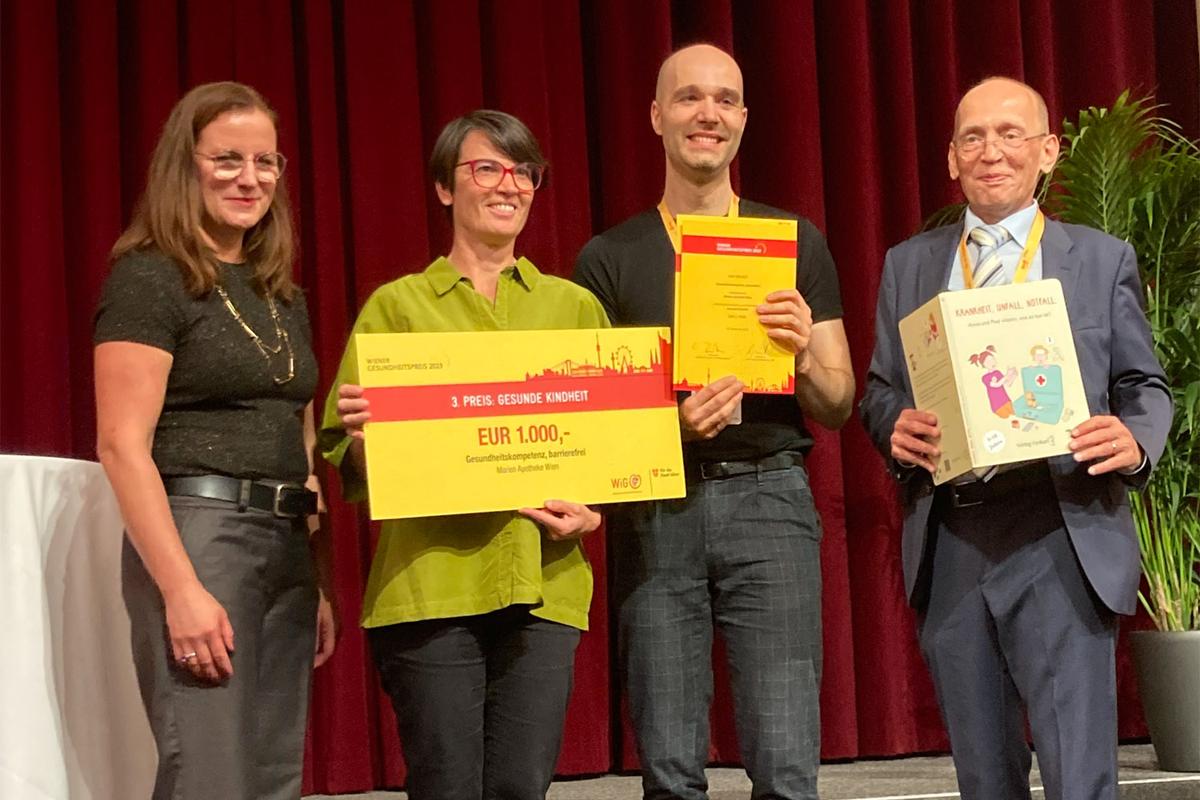 Preisverleihung des Wiener Gesundheitspreises 2023 an die Marien Apotheke Wien mit Gemeinderätin, Barbara Schuster, Sreco Dolanc und Dennis Beck von der Wiener Gesundheitsförderung