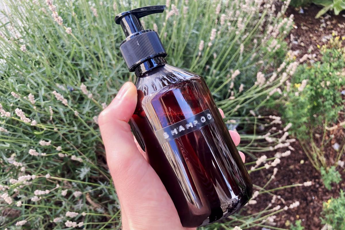 Natürliches Shampoo, das im Rahmen eines Workshops im Apothekenlabor der Marien Apotheke hergestellt wird