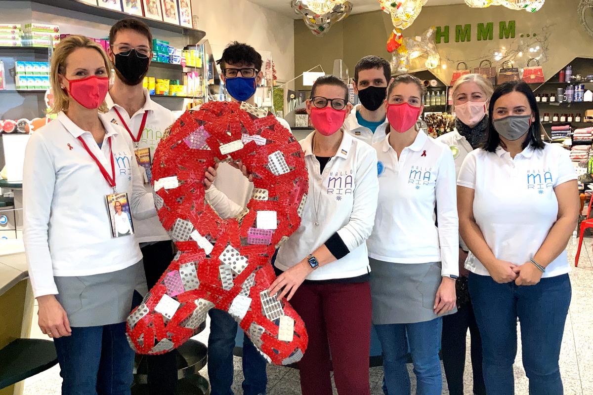 Team der Marien Apotheke mit Red Ribbon aus leeren Medikamenten-Blistern