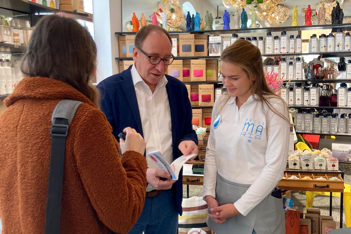 Gesundheitsminister Johannes Rauch mit Mag. Mariam Baraka in der Marien Apotheke Wien. Der Bundesminister hält die eigens produzierte PrEP-Broschüre der Marien Apotheke Wien und blättert diese durch.