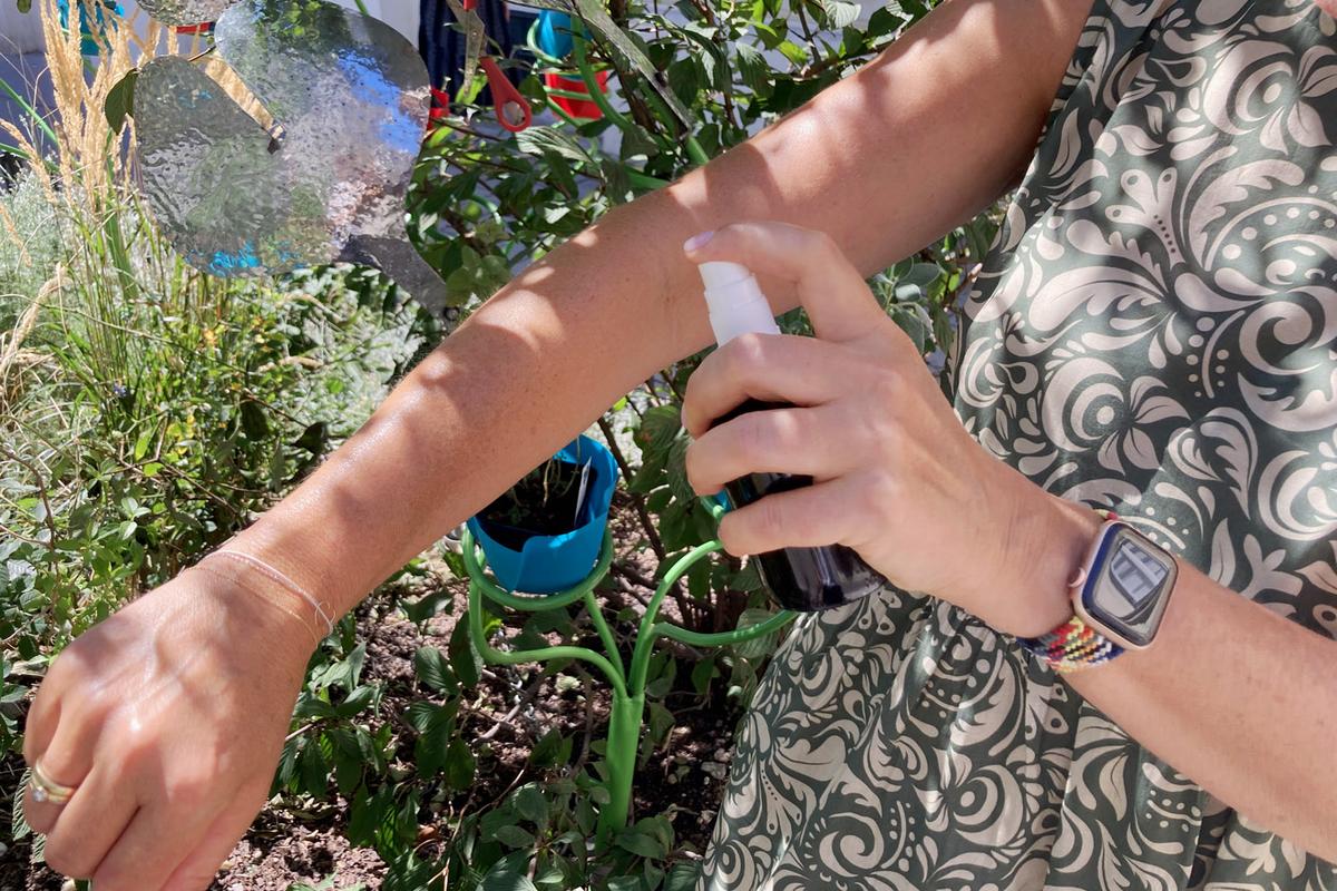 Symbolbild einer Marien-Apotheken-Mitarbeiterin mit Insektenspray