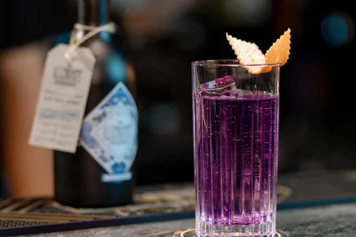 Schwarze Flasche mit Korken der alkoholfreien Gin-Alternative Illusionist Masquerade.