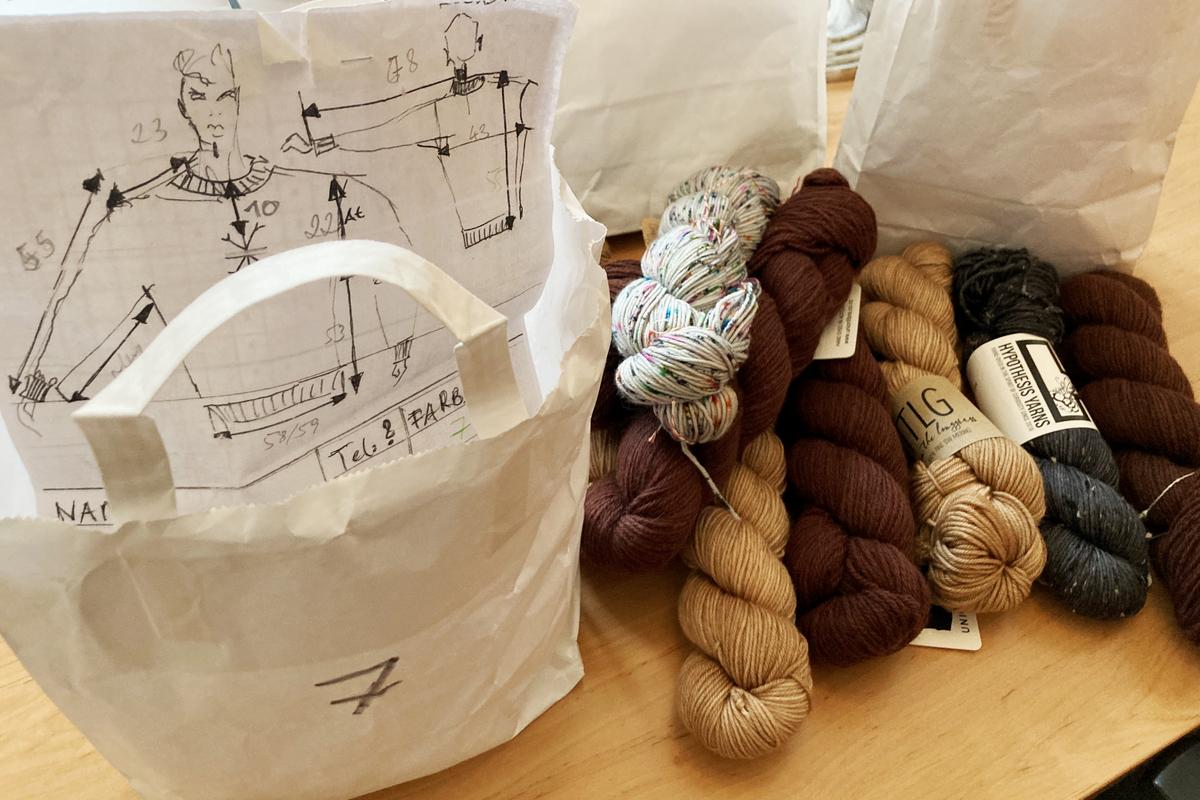 Merino-Wolle und Maßblatt für die Strickpullover der Mitarbeiter*innen der Marien Apotheke