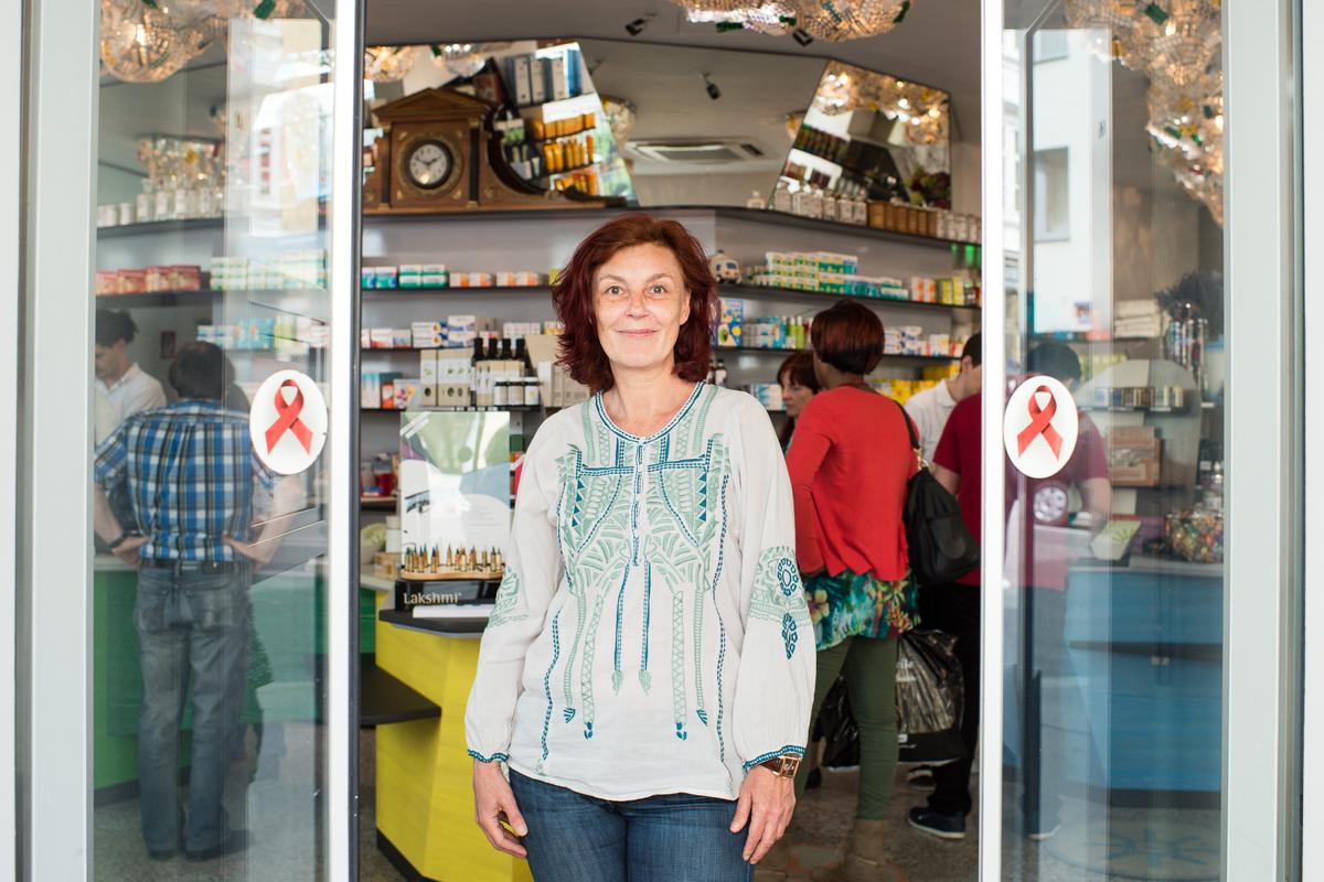 Bild von Mag. Karin Simonitsch vor dem Eingang der Marien Apotheke