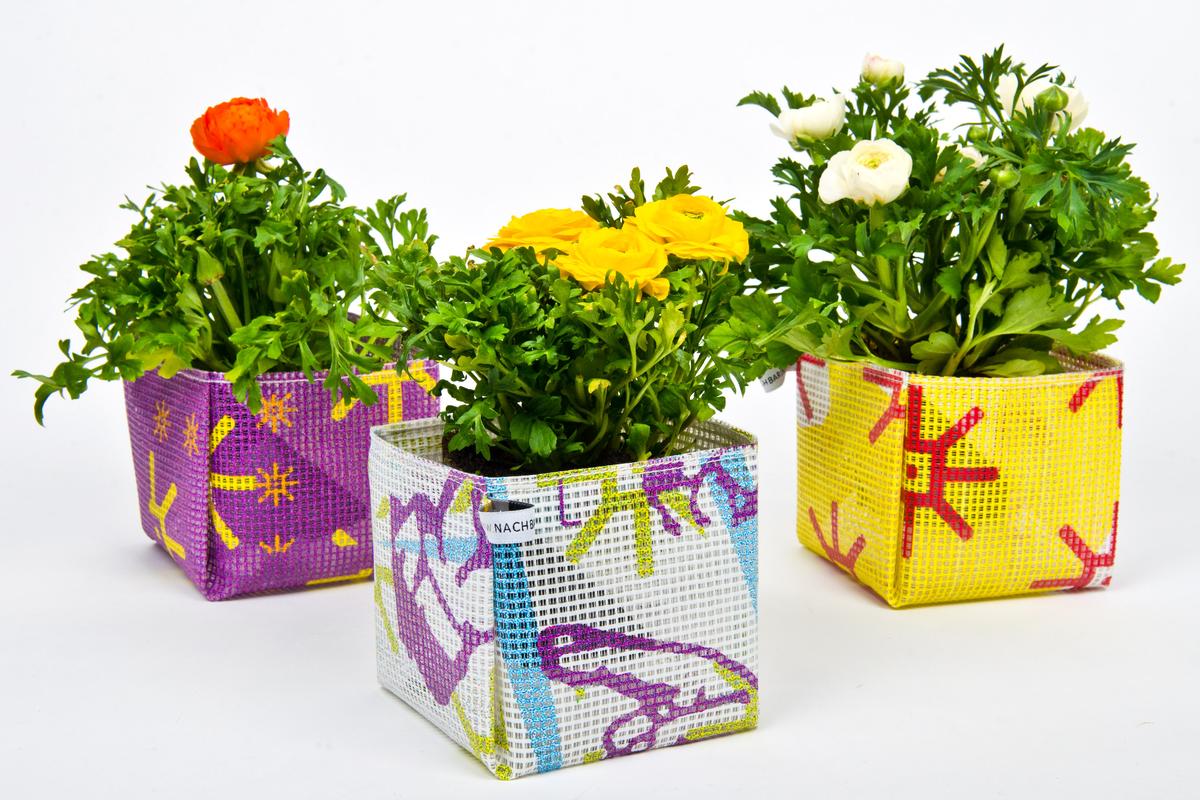 Blumentöpfe, die aus dem recycelten Baunetz der Marien Apotheke genäht wurden