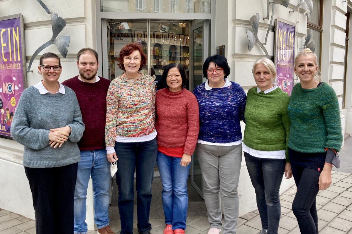 Mitarbeiter*innen der Marien Apotheke Wien mit Mag. pharm. Karin Simonitsch in Strickpullovern