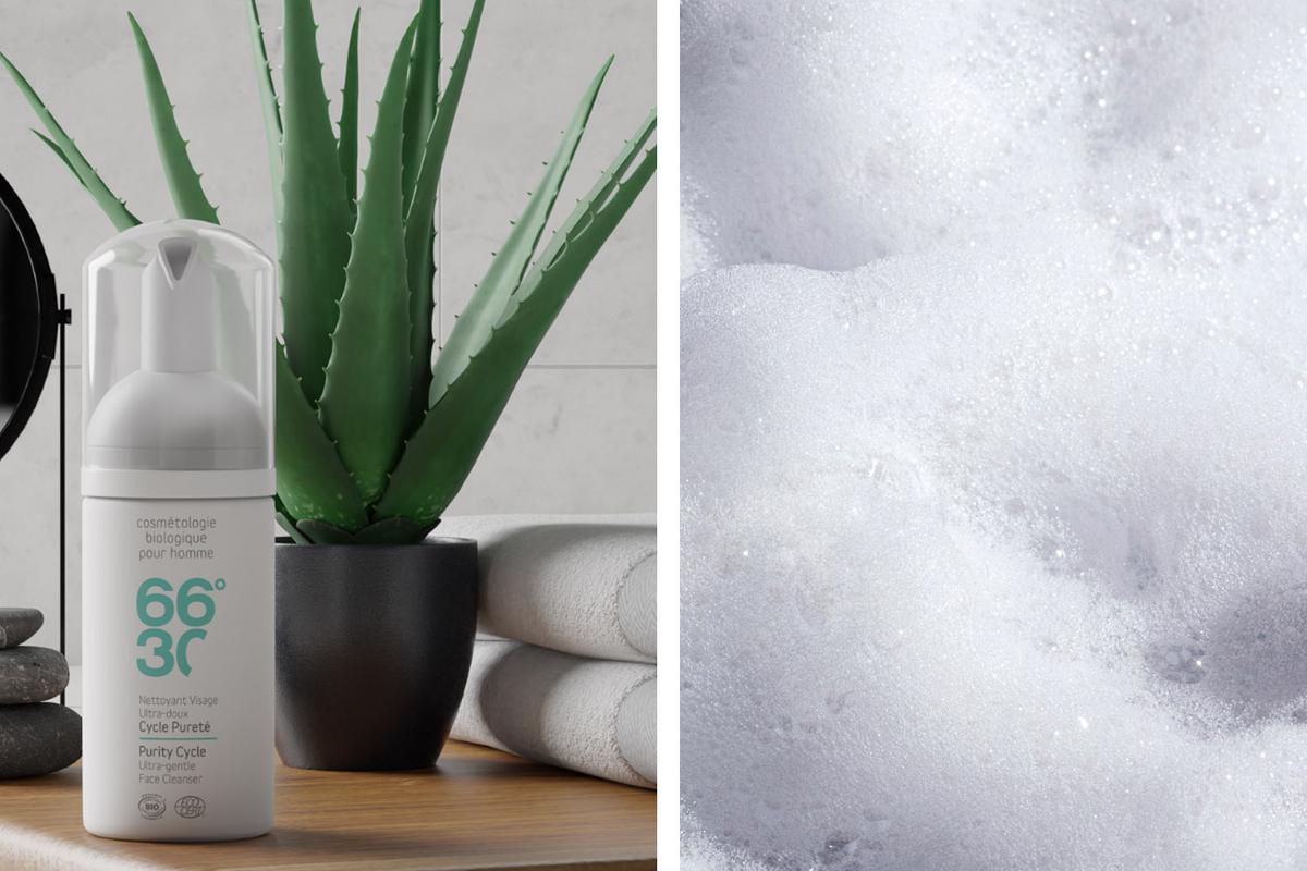 Ultra Gentle Face Cleanser Reingungsschaum von 66°30 vor einer Aloe Vera Pflanze auf der linken Seite und der Schaum auf der rechten Seite