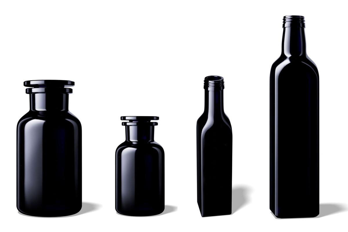 Vier verschiedene Gefäße aus MIRON-Glas. Ein Violett-Glas, das den Inhalt vor Licht schützt.