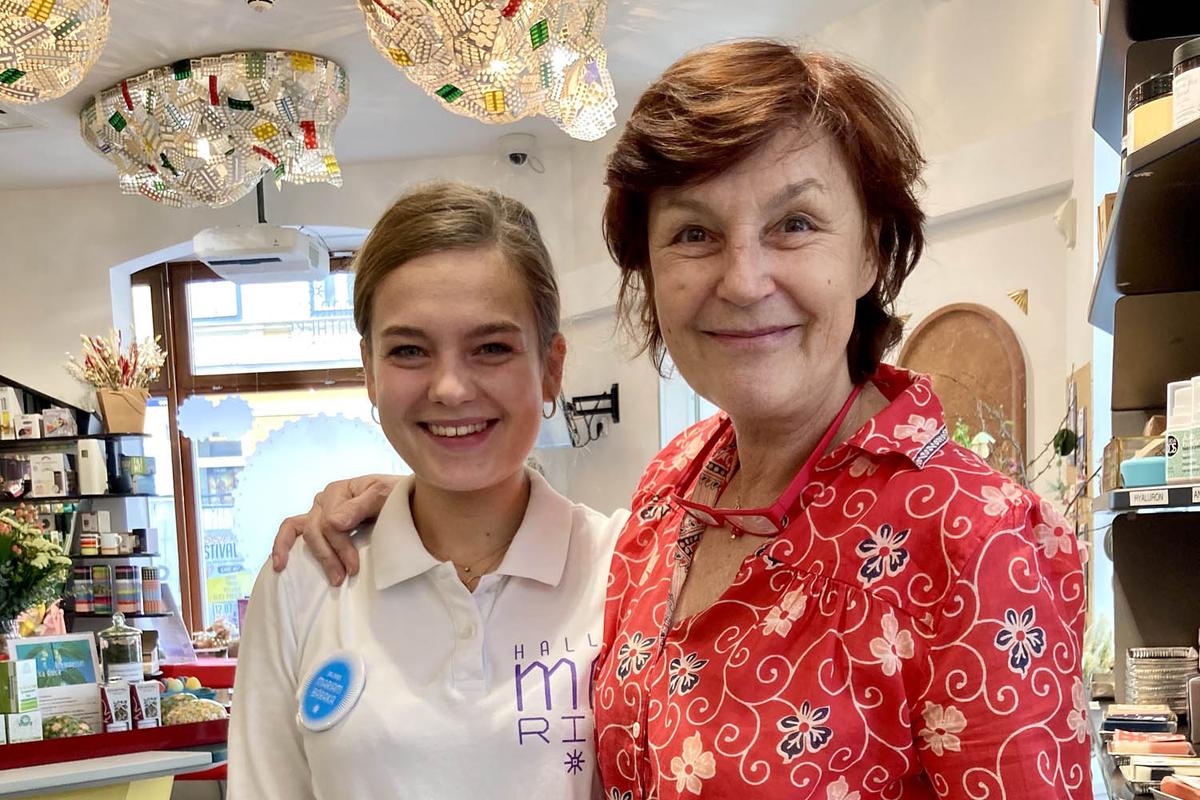 Mag. pharm. Karin Simonitsch mit Mag. Mariam Baraka in der Marien Apotheke Wien