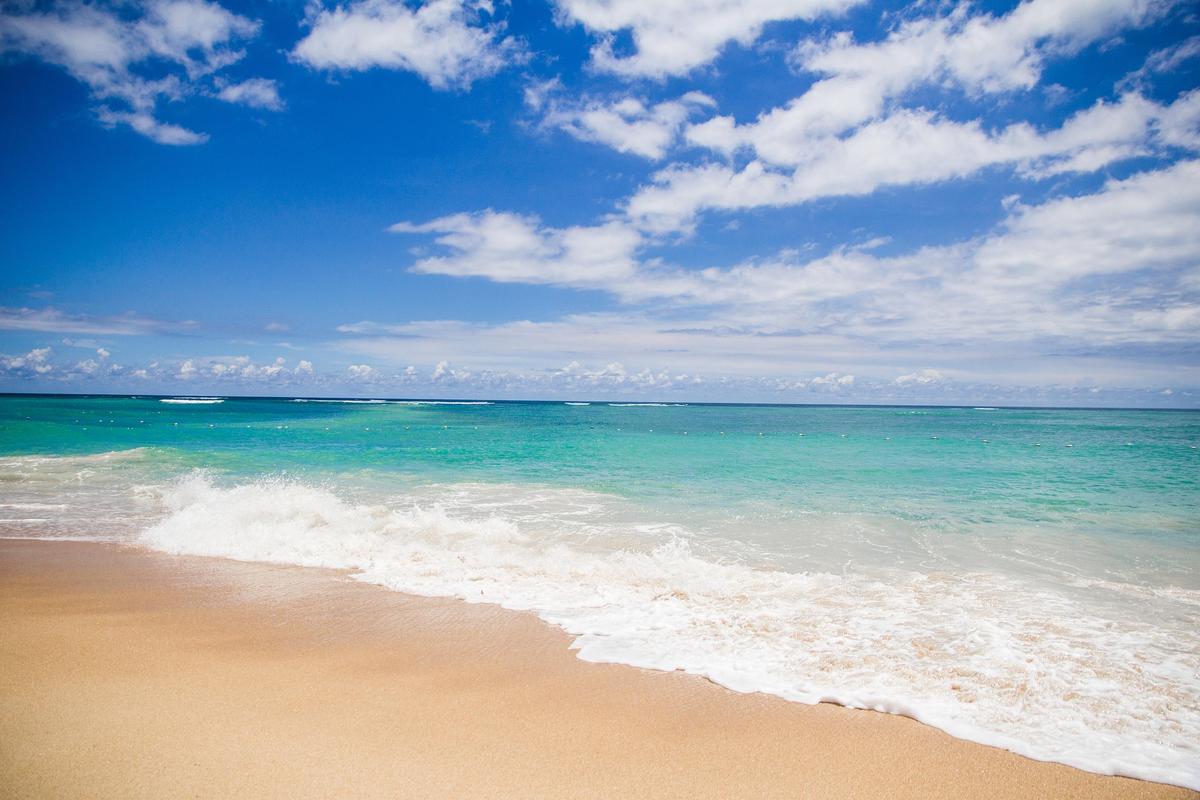 Strand mit türkisem Meer und blauem Himmel