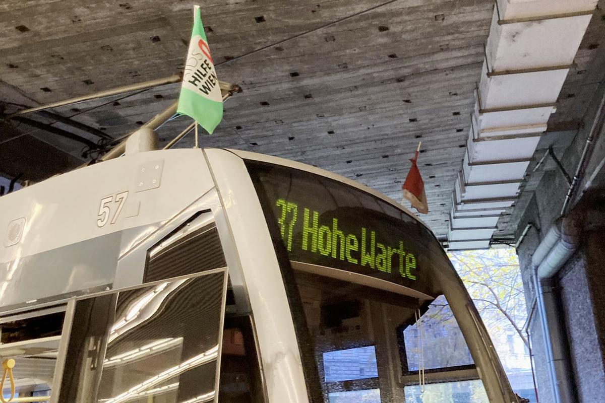 Nahaufnahme der 37er-Straßenbahn mit Flagge der Wiener Aids Hilfe