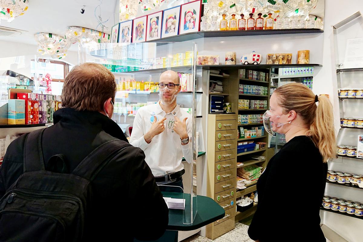 Mag. Sreco Dolanc im Gespräch mit einem Kunden in der Marien Apotheke