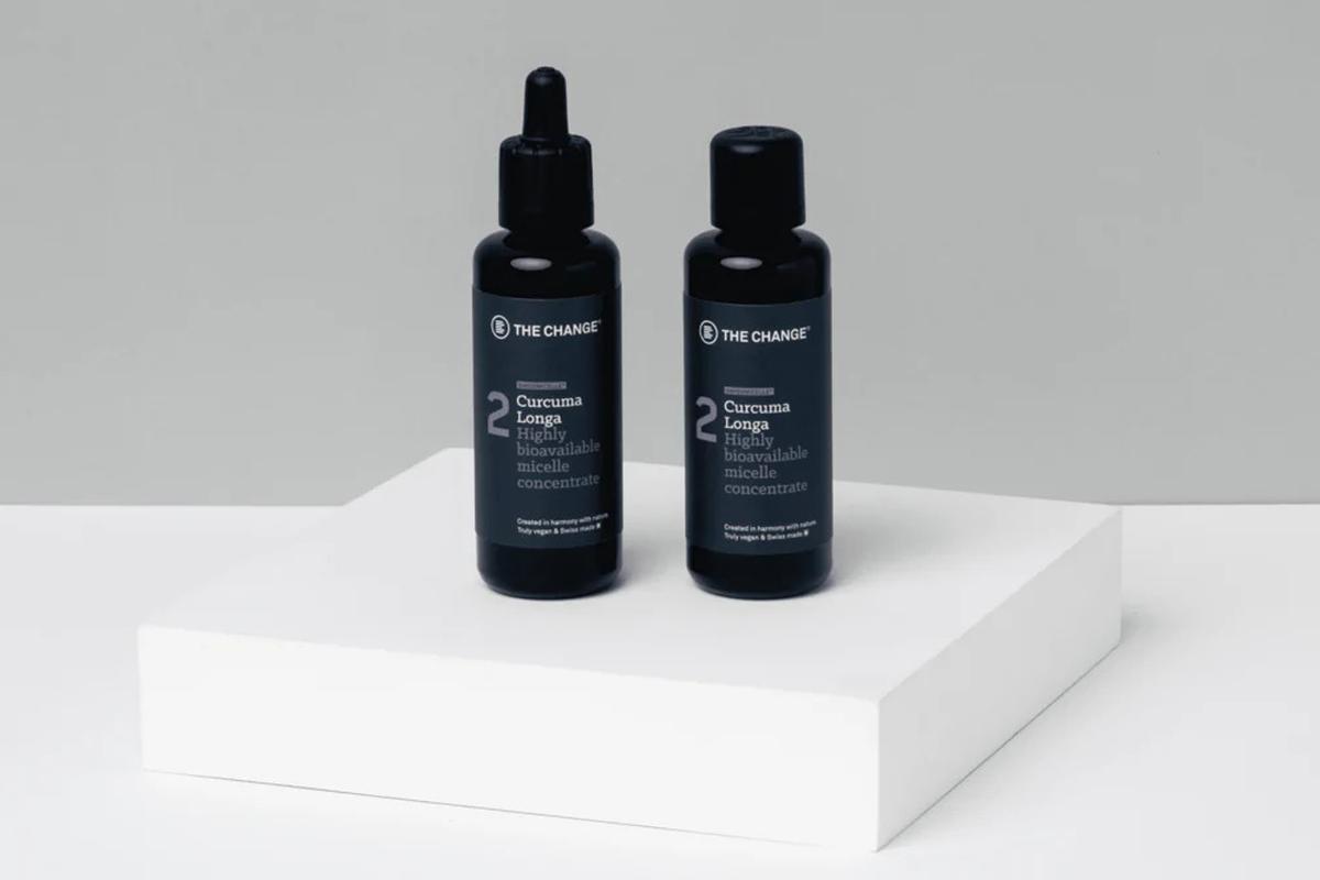 Zwei dunkle Flaschen der Nahrungsergänzung Curcuma Longa von Be The Change