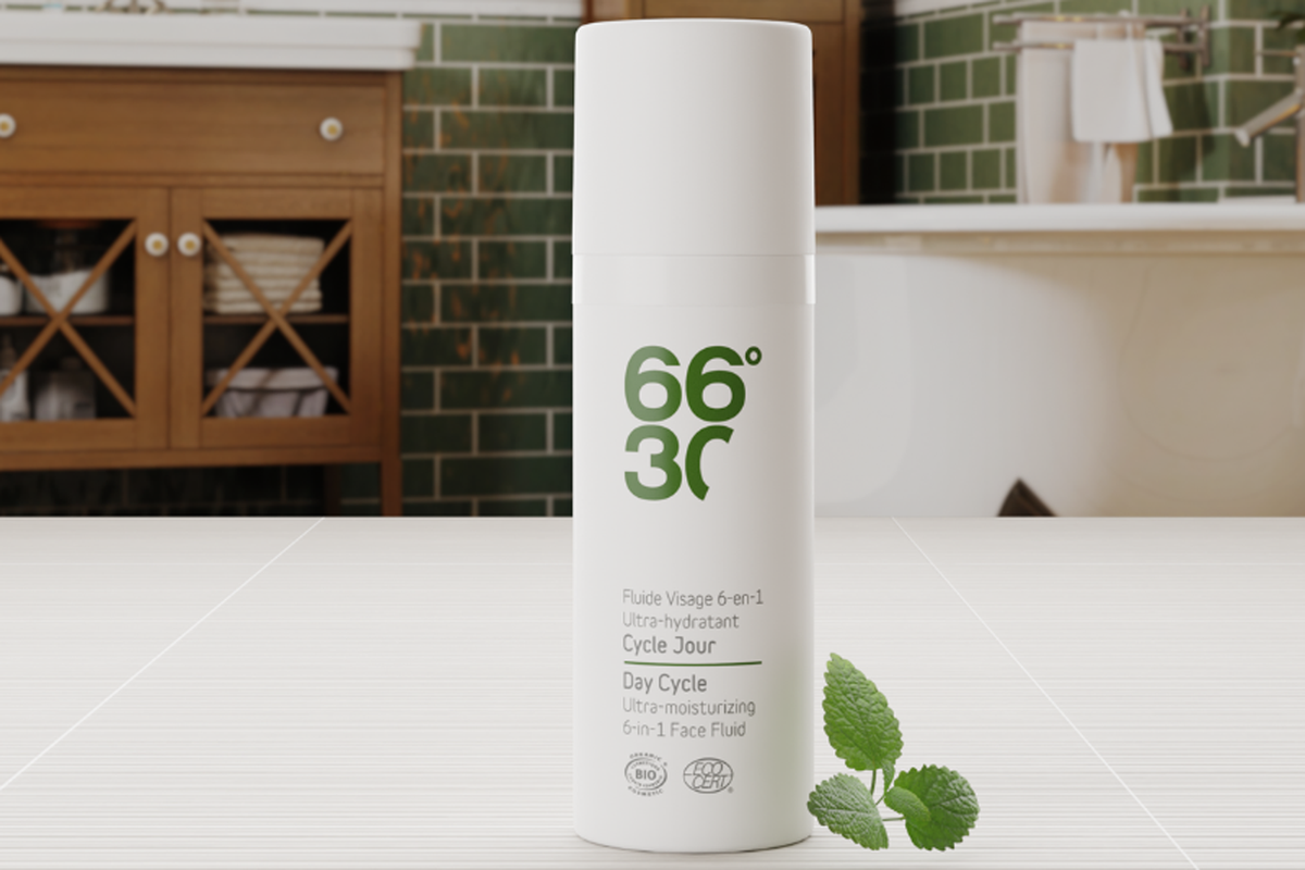 Ultra Moisturizing 6-in-1 Face Fluid von 66°30 in einem Badezimmer