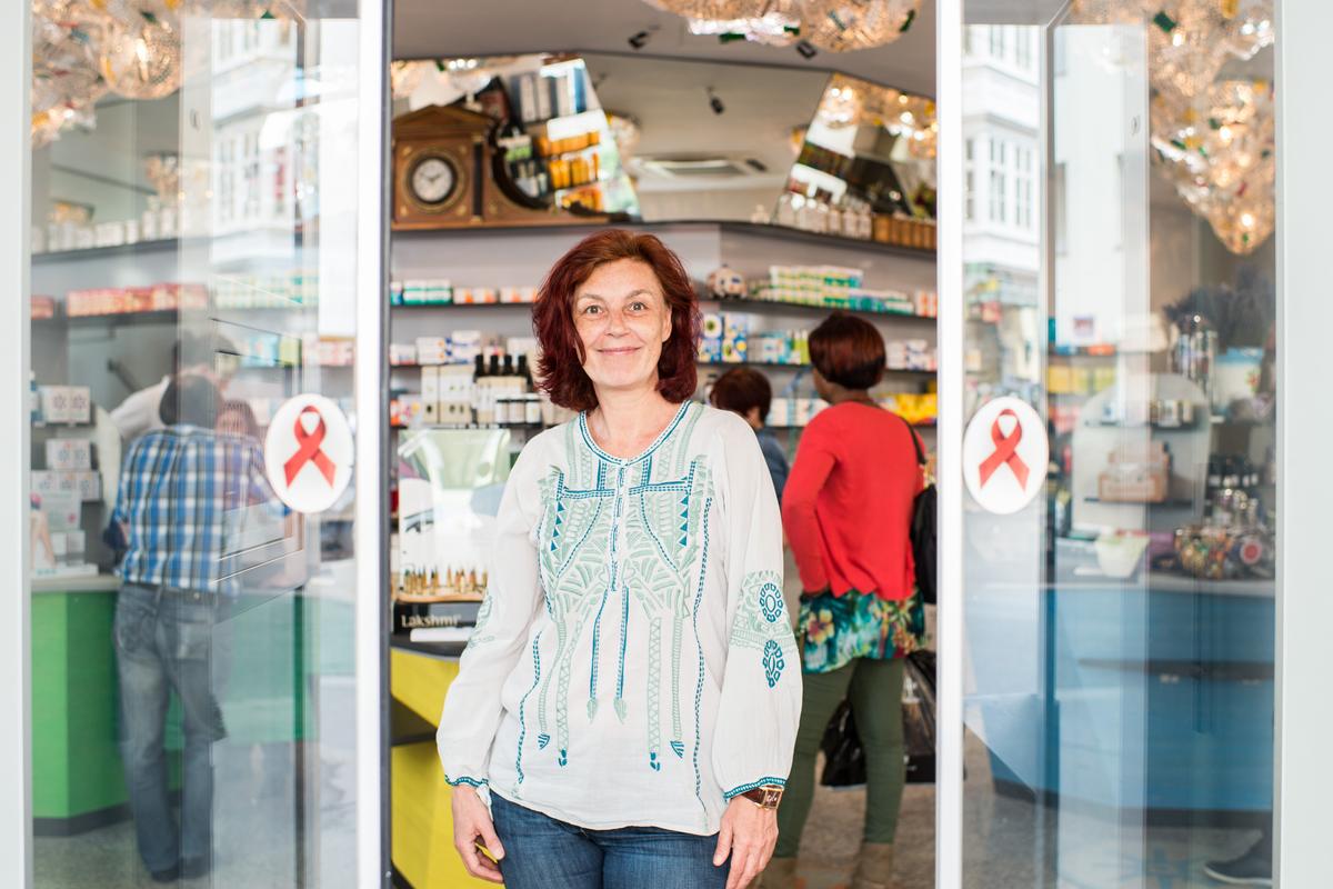 Mag. pharm. Karin Simonitsch vor der Marien Apotheke in 1060 Wien