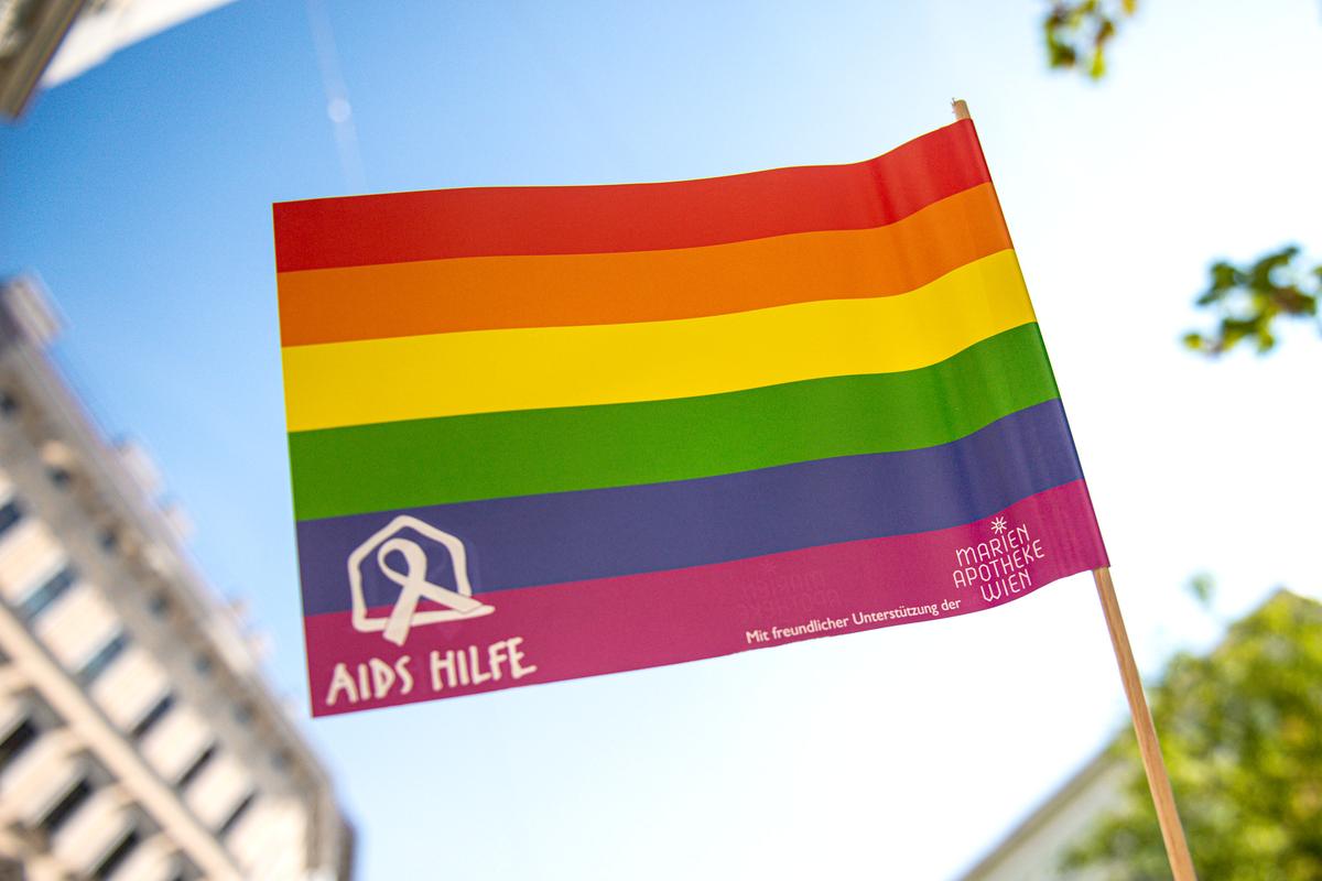 Regenbogenfahne der Marien Apotheke und Aidshilfe Wien