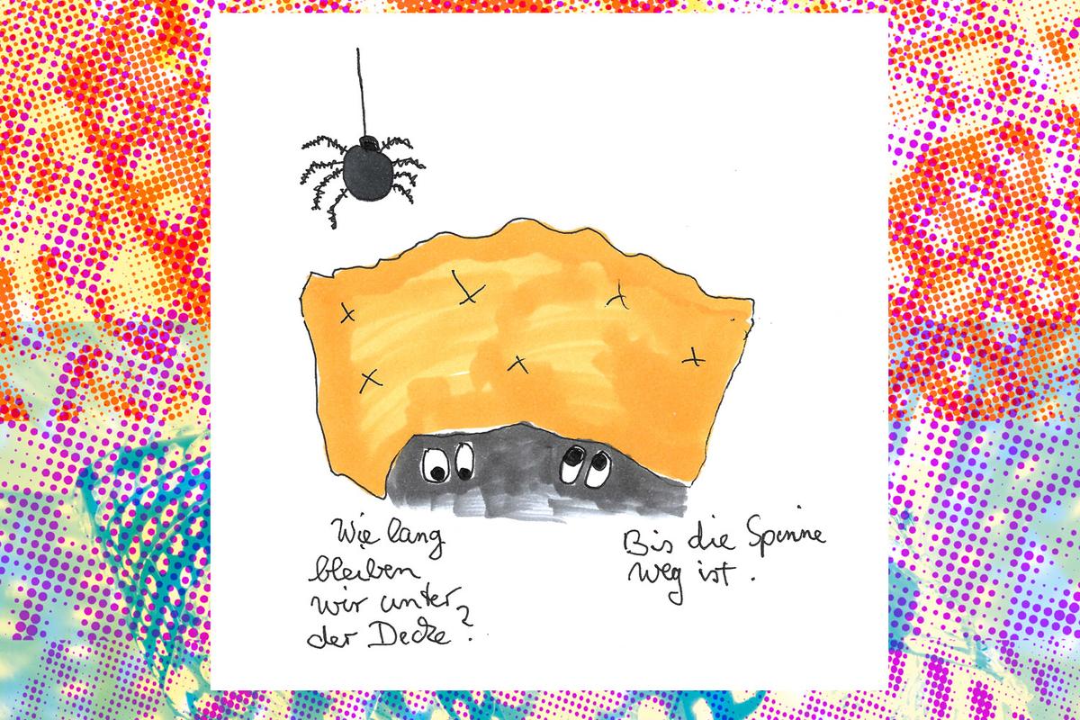 Humoristische Zeichnung zweier Augen unter einer Rettungsdecke. Von oben seilt sich eine Spinne ab. Einer fragt den anderen: "Wie lange bleiben wir unter der Decke?" und der andere sagt: "Bis die Spinne weg ist." Die Illustration ist von Cosima Reif für das Xundheitspackerl Oktober 2024.