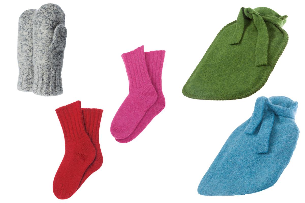 Verschiedene Steiner1888-Produkte: Walkfäustlinge, Walksocken und Wärmflaschen