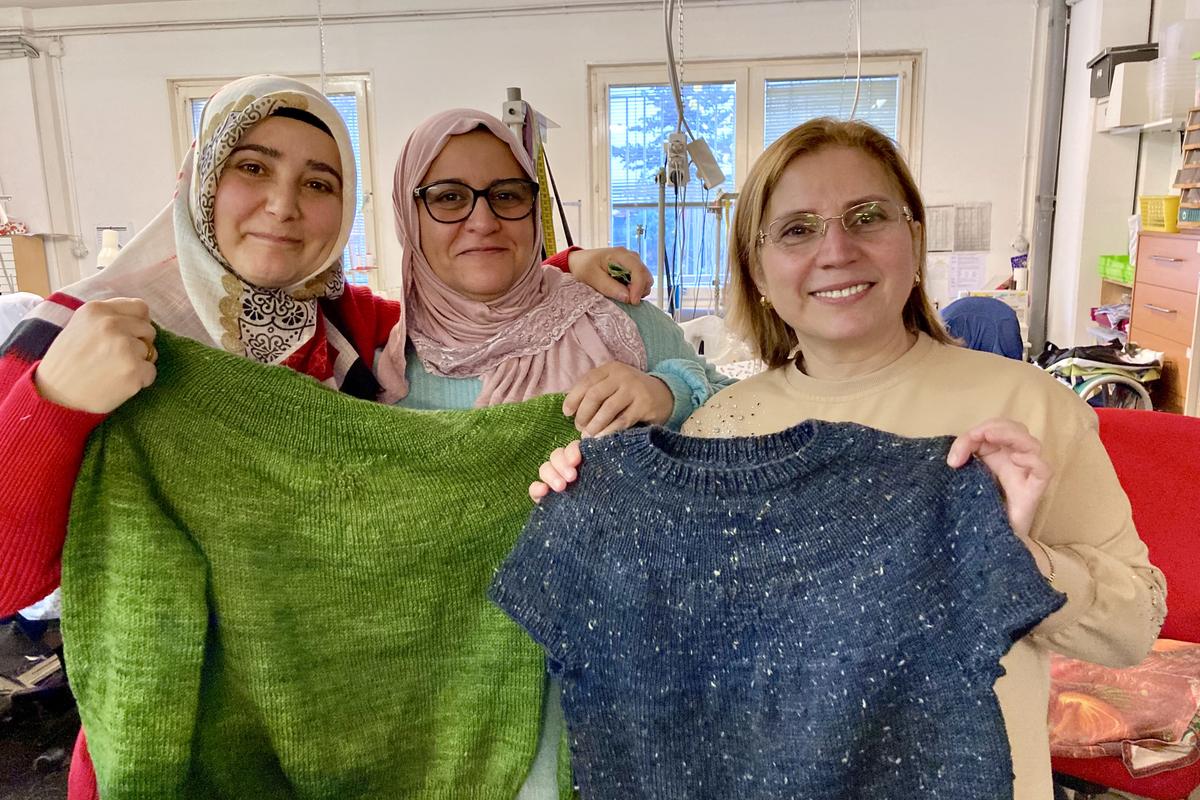 Stricker*innen des Vereins Nachbarinnen, die Pullover für Mitarbeiter*innen der Marienapotheke gestrickt haben