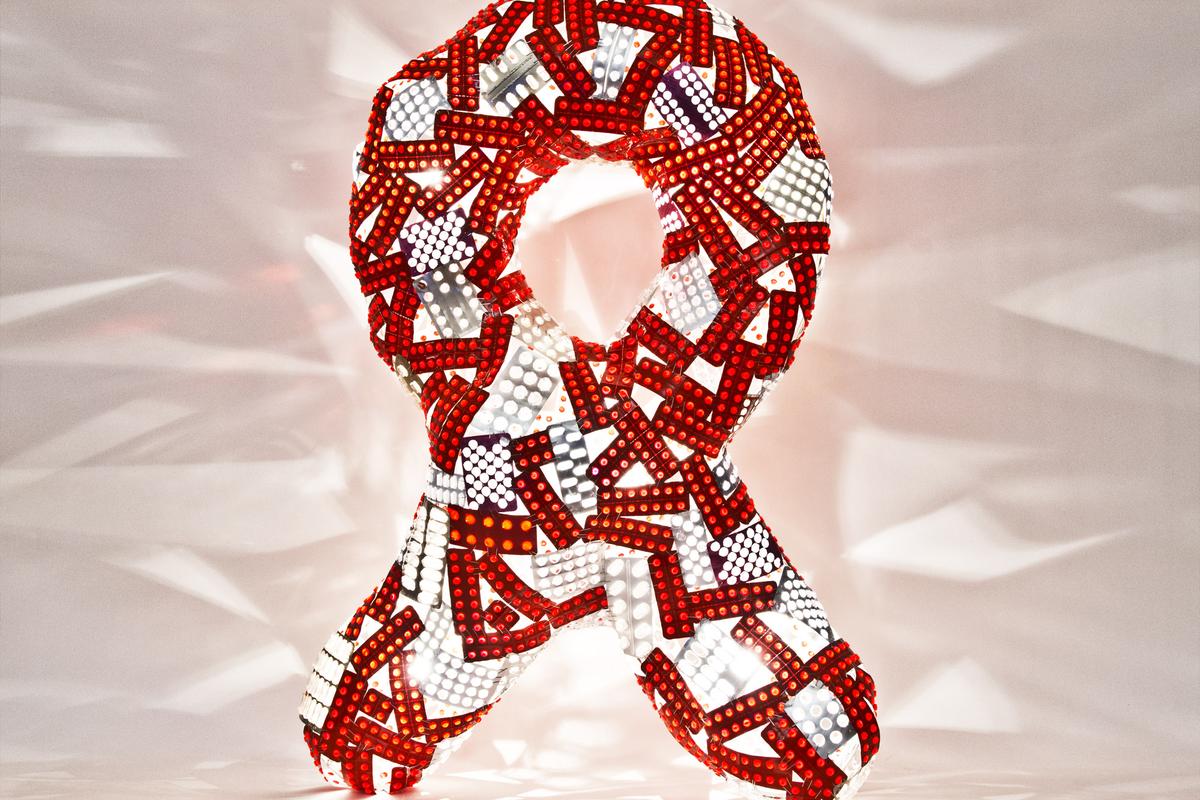 Großer, beleuchteter Red Ribbon aus leeren Medikamentenblistern