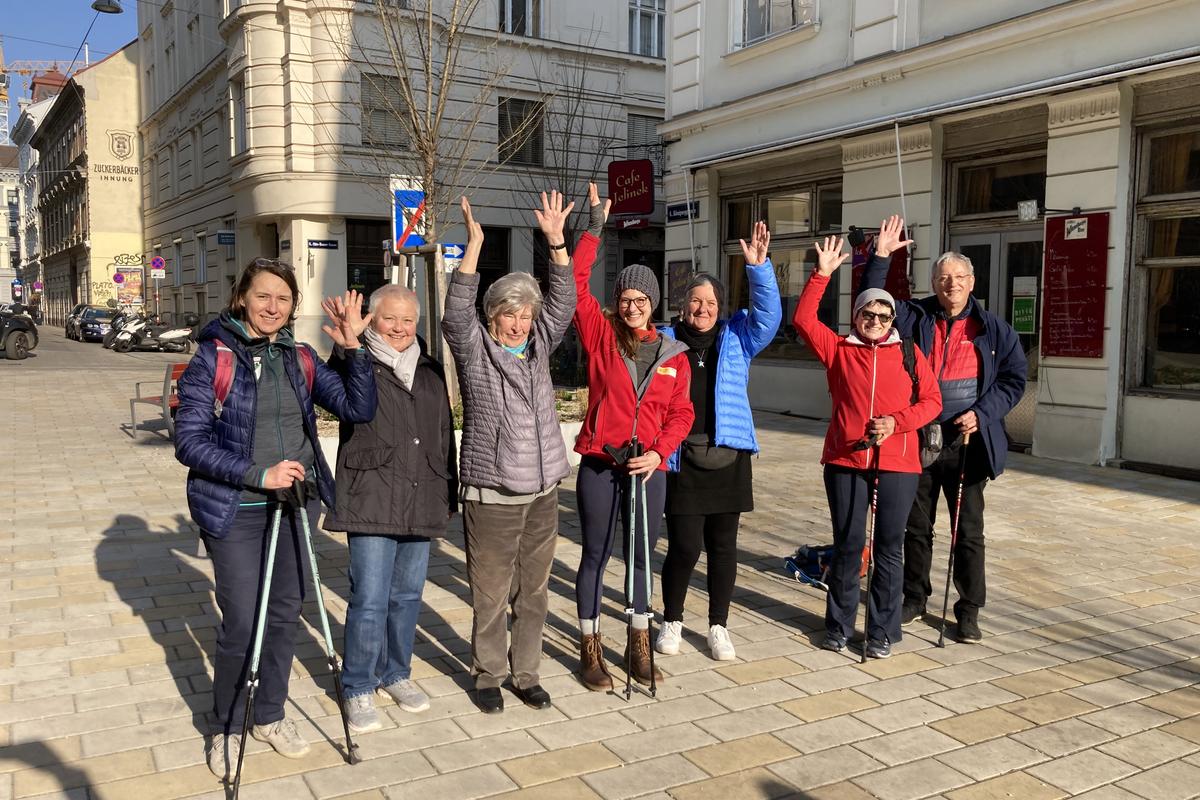 Teambild der Nordic Walking-Gruppe der Marien Apotheke Wien im Rahmen der "Bewegte Apotheke" Aktion