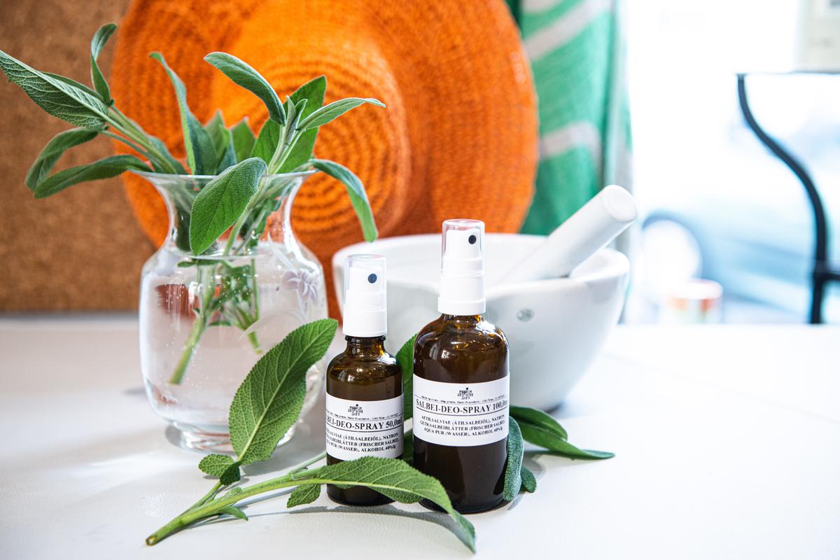 Bild eines selbst hergestellten Deos mit Salbei aus der Marien Apotheke