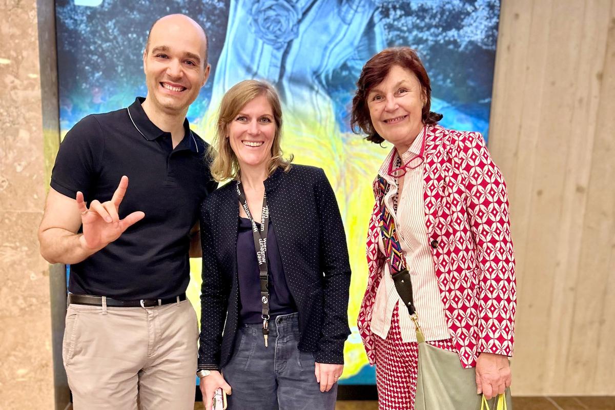 Mag. Sreco Dolanc, Mag. Anna Stanka vom Wien Museum und Mag. Karin Simonitsch stehen nebeneinander im Foyer des Wien Museums.