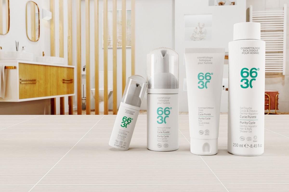 Mehrere Produkte der 66°30 Männer-Hautpflege in einem Badezimmer