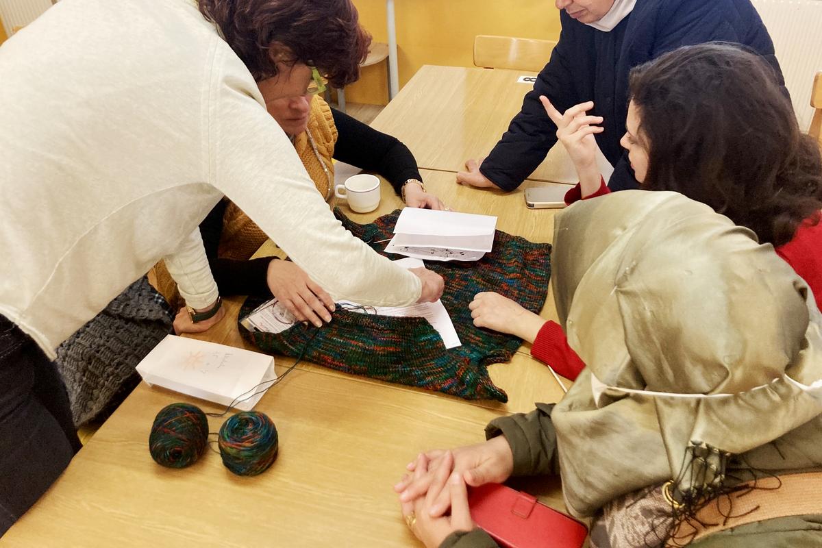 Mag. Karin Simonitsch erklärt im KWP-Heim Grünentorgasse interessierten Strickerinnen das Strickmuster eines Strickpullovers